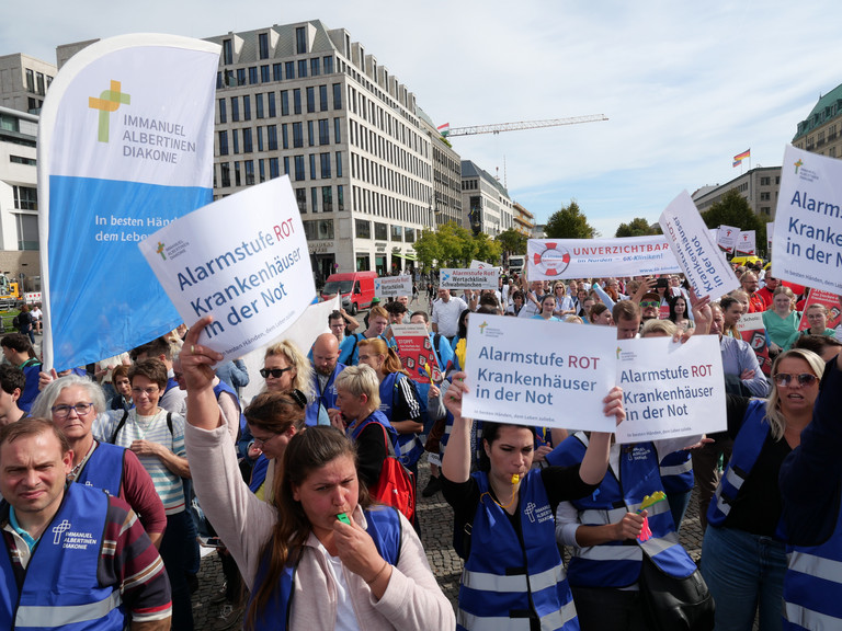 Protestierende stehen mit Plakaten und Pfeifen auf der Straße, Krankenhausreform, Immanuel Albertinen Diakonie, Hamburg, Berlin