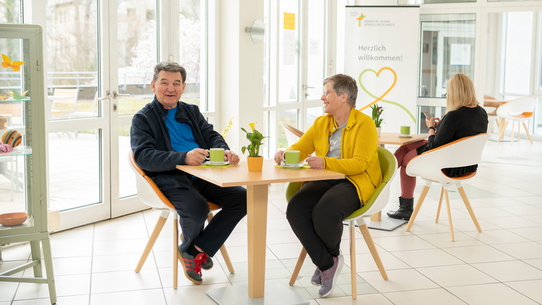 Patienten an Tisch in Cafeteria - Immanuel Klinik Märkische Schweiz in Buckow