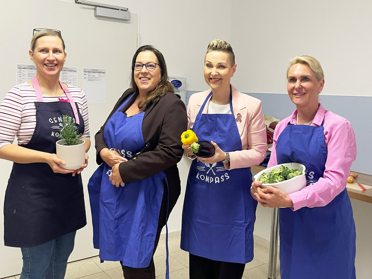 Kerstin Dobberstein (links), Annette Binder (Mitte links), Claudia Altmann-Pospischek (Mitte rechts) und Prof. Dr. med. Diana Lüftner (rechts) in der Therapieküche der Immanuel Klinik Märkische Schweiz mit Kräutern, Olivenöl, verschiedenen Gemüsen und dem absoluten Superfood bei Brustkrebs: Brokkoli