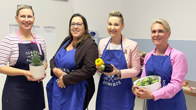 Kerstin Dobberstein (links), Annette Binder (Mitte links), Claudia Altmann-Pospischek (Mitte rechts) und Prof. Dr. med. Diana Lüftner (rechts) in der Therapieküche der Immanuel Klinik Märkische Schweiz mit Kräutern, Olivenöl, verschiedenen Gemüsen und dem absoluten Superfood bei Brustkrebs: Brokkoli