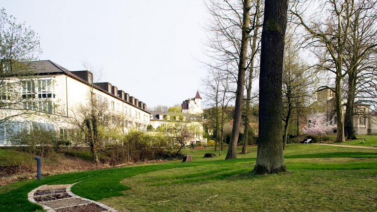 Hausansicht vom Park - Immanuel Klinik Märkische Schweiz in Buckow