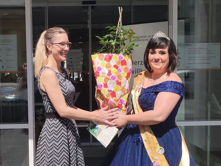 Immanuel Klinik Märkische Schweiz - Nachricht - Buckower Rosentage - Rosenkönigin Friedericke I übergibt Maria Jentsch eine Strauchrose Immanuel Klinik Märkische Schweiz - Nachricht - Buckower Rosentage - Rosenkönigin Friedericke I übergibt Maria Jentsch eine Strauchrose