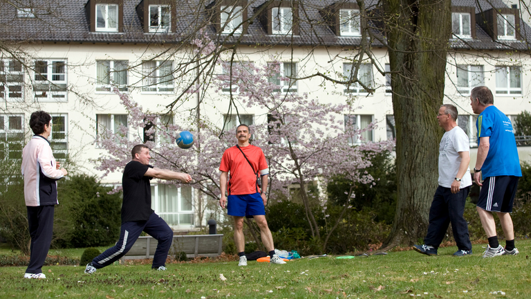 Sporttherapie-Gruppe im Park - Immanuel Klinik Märkische Schweiz in Buckow