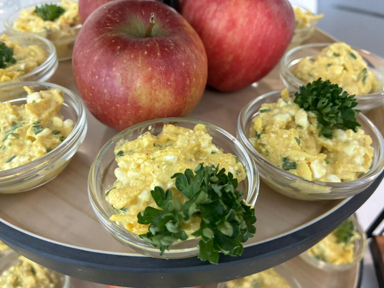 Zwei Äpfel auf Platte mit Apfel-Curry-Aufstrich in Schälchen Zwei Äpfel auf Platte mit Apfel-Curry-Aufstrich in Schälchen