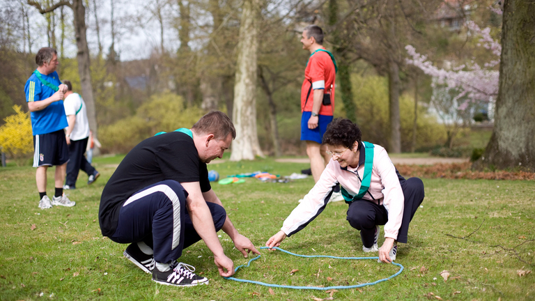 Patienten während der Sporttherapie im Garten - Immanuel Klinik Märkische Schweiz in Buckow