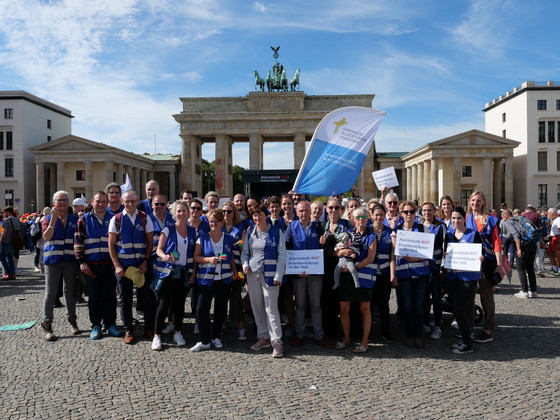 Gruppe von Mitarbeitenden der Immanuel Albertinen Diakonie mit Westen und Plakaten, Krankenhausreform, Immanuel Albertinen Diakonie, Hamburg, Berlin