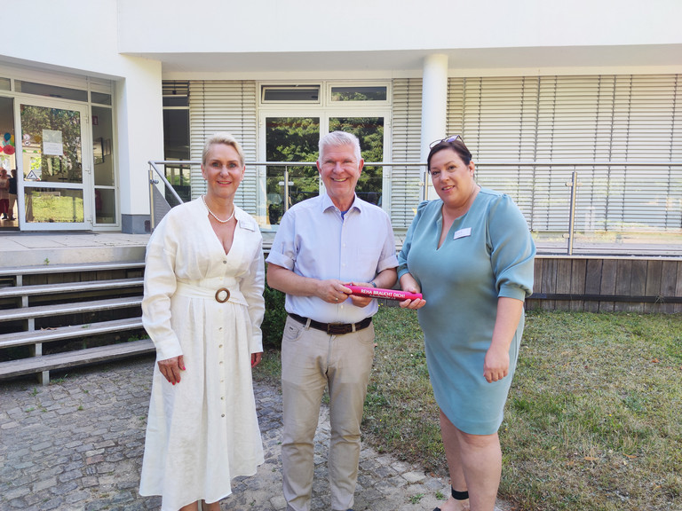 Dr. med. Diana Lüftner, Annette Binder mit Thomas Mix stehen auf einem Weg vor dem Gebäude Dr. med. Diana Lüftner, Annette Binder mit Thomas Mix stehen auf einem Weg vor dem Gebäude
